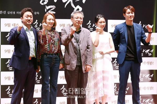 [S영상] 마동석 조한선 김민경 지안, 울고 웃는 '포토타임' (함정 언론 시사회) - 스타데일리뉴스