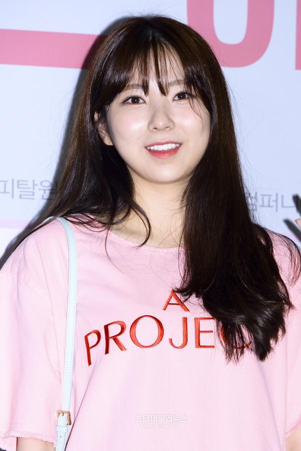 S포토+] '프로듀스 101' 이수현, '상큼한 미소 지으며 아이컨택' (우리 연애의 이력 VIP 시사회) < 포토 < 포토 · 동영상  < 기사본문 - 스타데일리뉴스