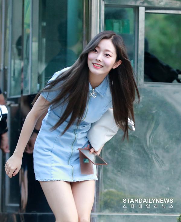 S포토 프리스틴 은우 오늘도 정은우 전용 거울 들고 출근 뮤직뱅크 출근길 스타데일리뉴스