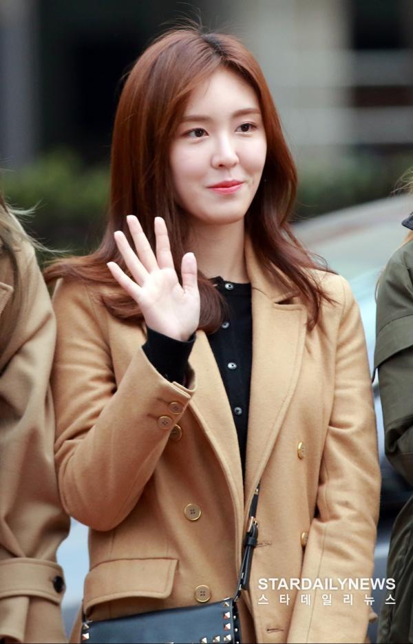 [S포토] '더유닛 레드팀' 더 씨야 한서인, '긴장되는 첫 출근길' 뮤직뱅크 출근길) - 스타데일리뉴스