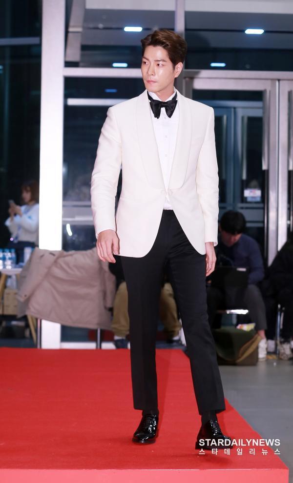 [S포토] 홍종현, '떠나는 모습도 멋짐 퍄퍄퍄' (2017 MBC 연기대상) - 스타데일리뉴스