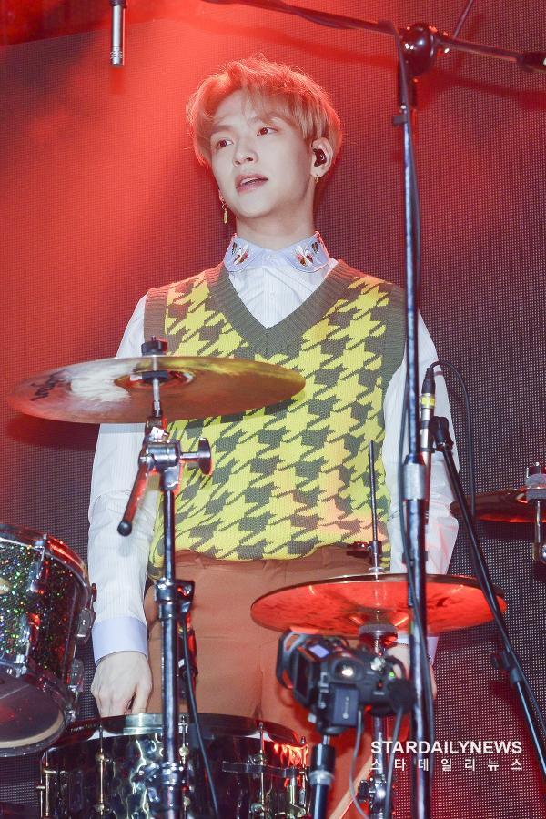 [S포토] 엔플라잉 김재현, '드럼치는 재현이' (N.Flying 쇼케이스) :: 스타데일리뉴스