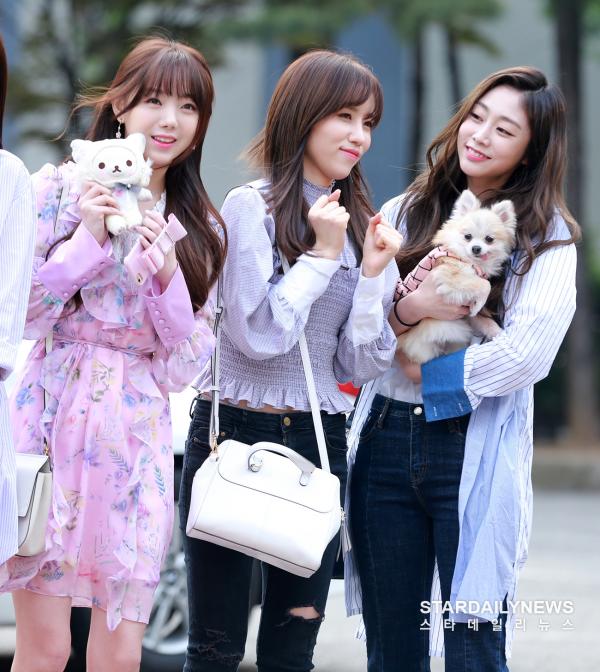 [S포토] 러블리즈 케이-진-서지수, '댕댕이 좋아하는 사람 중 나쁜 사람은 없다' (뮤직뱅크 출근길) :: 스타데일리뉴스