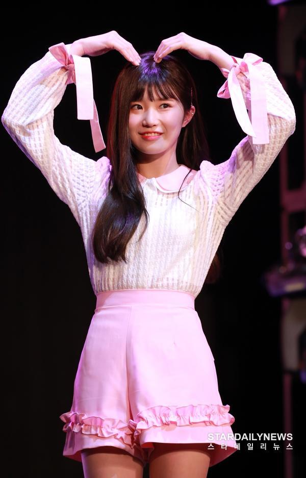 [S포토] 프로미스나인(fromis_9) 송하영, '그레이트사이어맨 포즈' (쇼케이스) - 스타데일리뉴스