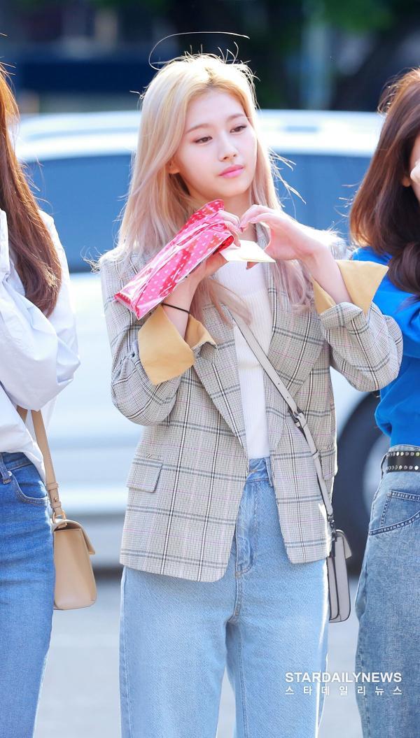 [S포토] 트와이스 사나, '사랑은 사나입니다' (뮤직뱅크 출근길) - 스타데일리뉴스