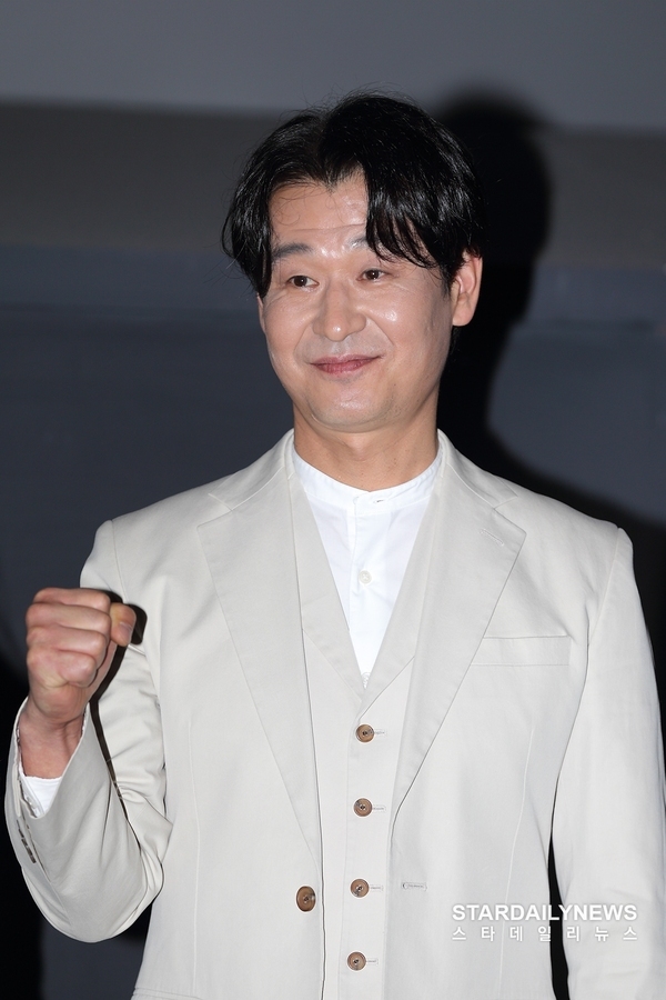 [S포토] 박혁권, '마스크 벗으니 훈남 비주얼~' (불도저에 탄 소녀) - 스타데일리뉴스