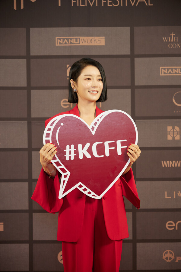 [포토] 제 7회 한국기독교영화제(KCFF)에서 피켓을 들고 포즈 취하는 배우 지안 - 스타데일리뉴스