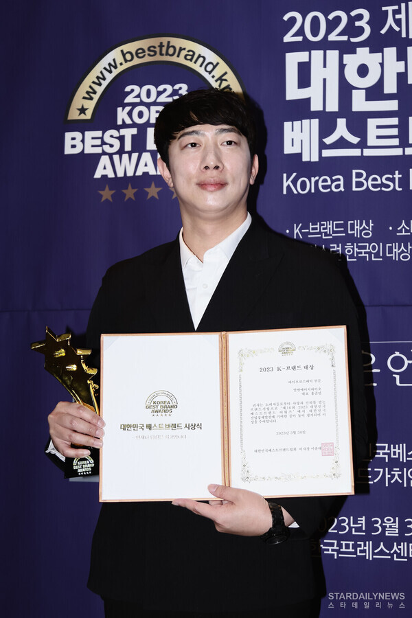 [S포토] 알엔에이치바이오, '2023 K-브랜드 대상 바이오코스메틱 부문 수... - 뉴스 썸네일 이미지