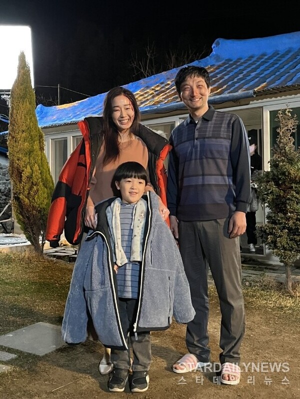 왼쪽 배우 김경화, 오른쪽 배우 신형기 그리고 아역배우 조 단