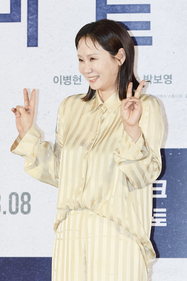 [S포토] 김선영, '예쁜 미소로 브이~' (콘크리트 유토피아) - 스타데일리뉴스