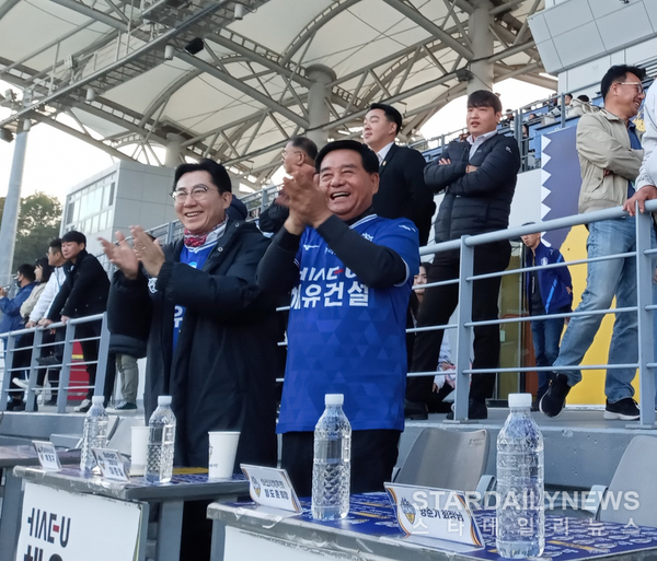 충남아산FC 구단주 박경귀 아산시장(왼쪽)과 이준일 신임 대표가 강민규의 2번째 골에 박수를 보내고 있다.