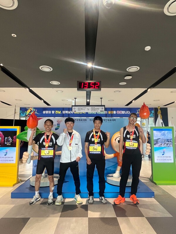 제43회 전국장애인체육대회 종료 후 심현우 선수(왼쪽에서 두 번째)가 메달을 목에 걸고 기념 사진을 촬영하고 있다. (사진 제공: ㈜골든블루)
