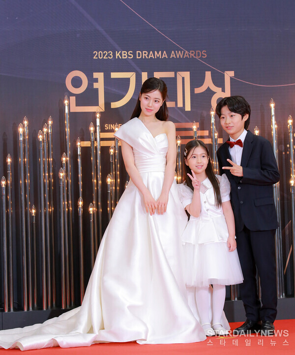 [S포토] 이가연-김유하-이주원, '효심이네 각자도생의 요정 같은 청소년들' (2023 KBS 연기대상) - 스타데일리뉴스