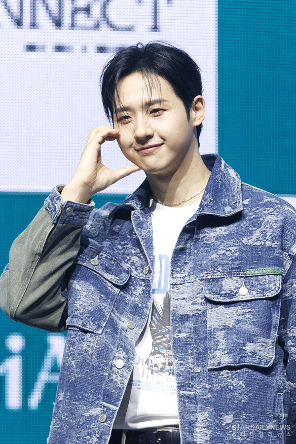 [S포토] B1A4 신우, '훈남 볼하트~' (쇼케이스) - 스타데일리뉴스