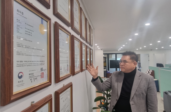 김정응 회장이 ㈜머니박스의 특허 및 성과를 설명하고 있다.(사진=㈜머니박스 제공)