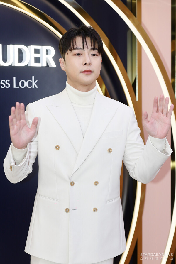 [S포토] 배인혁, '품격 있는 손인사~' (에스티 로더) - 스타데일리뉴스