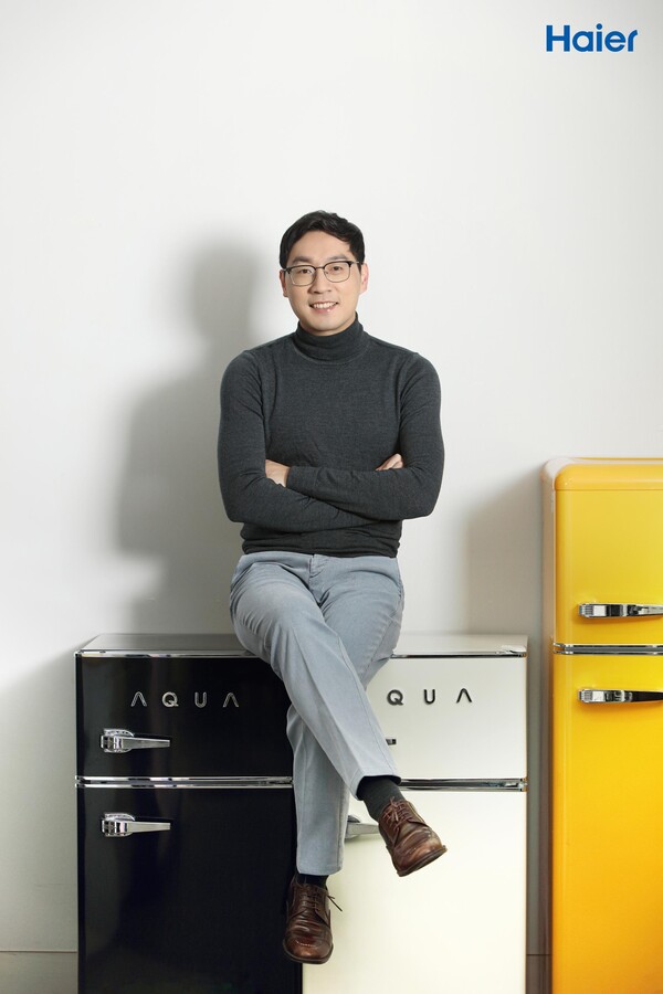 푸웨이이(Fu Weiyi) 대표가 국내 대표 인기 상품인 아쿠아 레트로 냉장고와 함께 사진을 촬영하고 있다. (하이얼 코리아 제공)