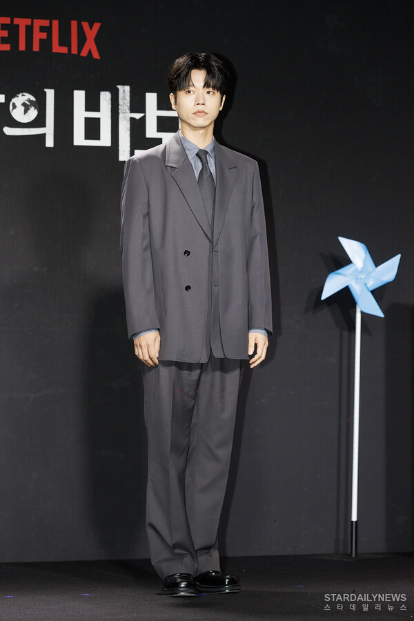 [S포토] 전성우, '신도 보살피는 우성재~' (종말의 바보) - 스타데일리뉴스