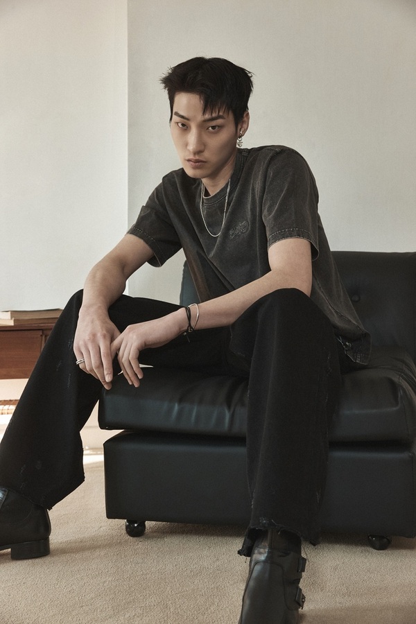 버커루, 모델 안재형과 함께한 ‘24년 썸머 컬렉션 캠페인’ 추가 공개 - 스타데일리뉴스