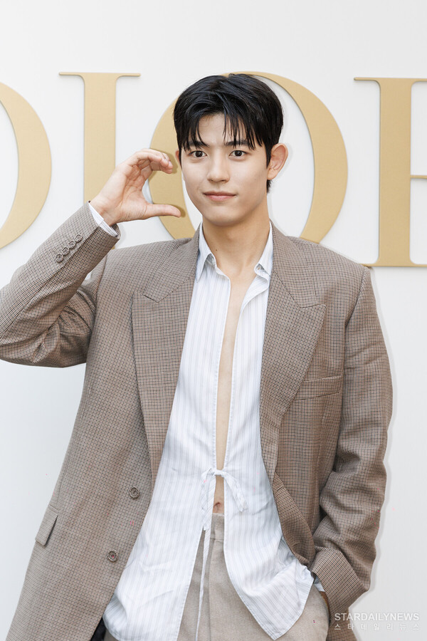 [S포토] 로몬, '눈빛 뜨거운 볼하트~' (디올) :: 스타데일리뉴스