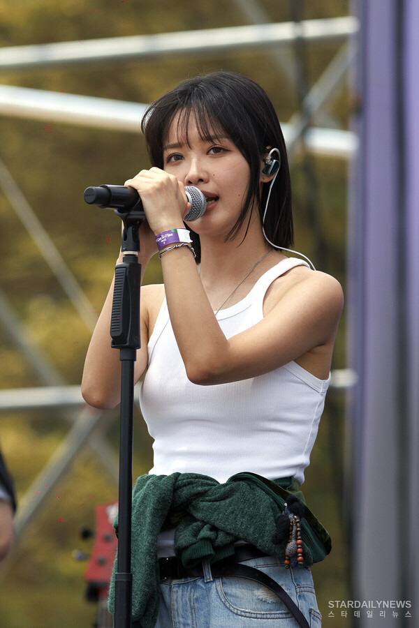 [S포토] 한로로, '올림픽공원에 울려 퍼진 청량 보이스~' (코리아메모리얼 페스타) - 스타데일리뉴스