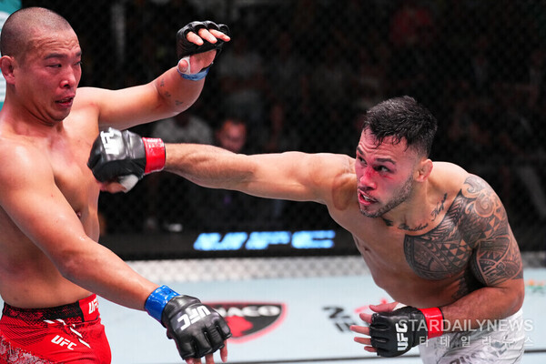[UFC] 역시 박준용, 타바레스에 스플릿 판정승… 봉산탈춤 추며 자축 - 스타데일리뉴스