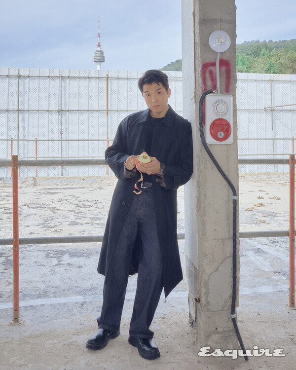 '흑백요리사' 안성재 셰프, 공사 중인 레스토랑 '모수'에서 촬영한 화보 및 인터뷰 공개 - 스타데일리뉴스