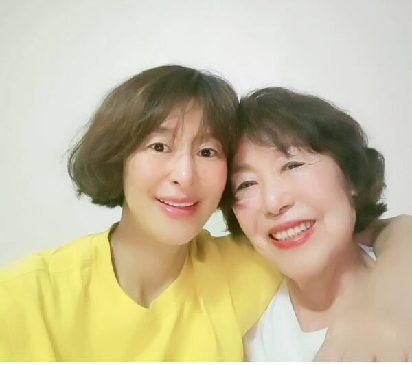 예지원, 90세 어머니와 셀카 공개 '언니라고 해도 믿겠어' < 피플