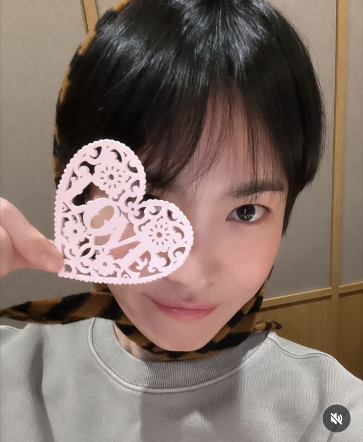 송혜교 44세, 숏컷 변신 화제(출처=송혜교 SNS)