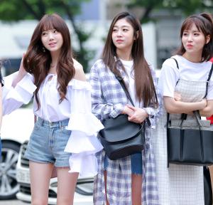 [S포토] 러블리즈 케이-서지수-진, '미주를 기다리는 멤버들의 표정' (뮤직뱅크 출근길) :: 스타데일리뉴스