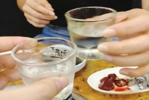 건선 환자, 술자리는 어떻게? '도수 낮은 술 소량만, 안주는 담백하게' :: 스타데일리뉴스 건선 환자, 술자리는 어떻게? '도수 낮은 술 소량만, 안주는 담백하게' :: 스타데일리뉴스
