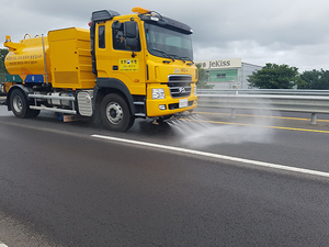 제주시, 친환경 비산방지제 활용한 도로 미세먼지 청소 - 뉴스 썸네일 이미지