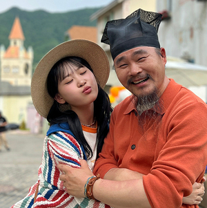 <b>김다현</b>, 캐주얼 패션 <b>김봉곤</b> 훈장에 깜짝 "귀엽고 잘 어울려"