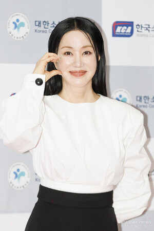 <b>엄정화</b>, <b>에일리언컴퍼니와 전속계약</b> 체결
