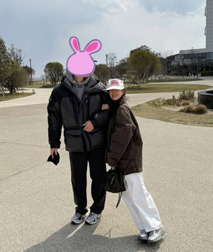 <b>손예진</b><b>현빈</b>, 봄날의 로맨틱 <b>데이트</b>…웃음꽃 활짝