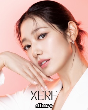 <b>박신혜</b>, 디시트렌드 인기 속 우아한 비주얼 뽐내는 얼루어 화보 공개