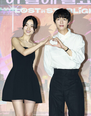 [S포토] <b>김태리</b>-<b>홍경</b>, '<b>커플</b>샷~' (이 별에 필요한)