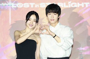 [S포토] <b>김태리</b>-<b>홍경</b>, '완벽한 <b>커플</b> 손하트~' (이 별에 필요한)
