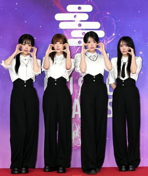 [S포토] QWER, '최애의 <b>아이들</b>' (<b>서울가요대상</b>)