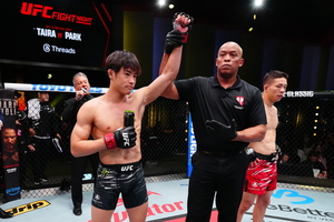 <b>박현성</b>, UFC 6위 <b>타이라</b>에게 2R 서브미션패