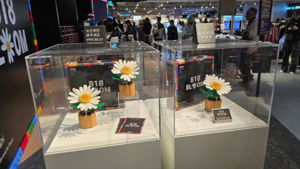 용산아이파크몰 지드래곤 '818 BLOOM', 한정판 굿즈로 팬심 공략 - 뉴스 썸네일 이미지