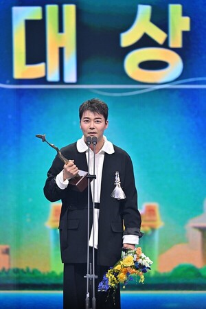'2025 <b>KBS 연예대상</b>' <b>전현무</b>, 첫 <b>대상</b> 영예