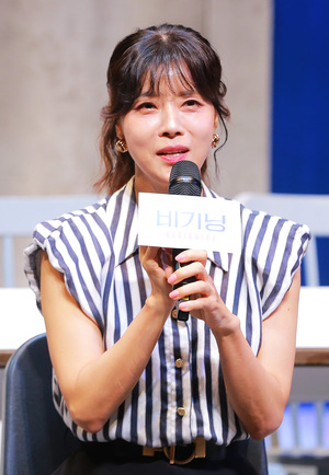 [S포토] 유선, '재연 좋아'