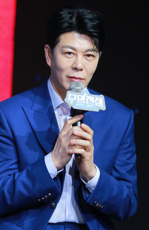 [S포토] 이루네, '품격이 느껴지는 마이크 그립'
