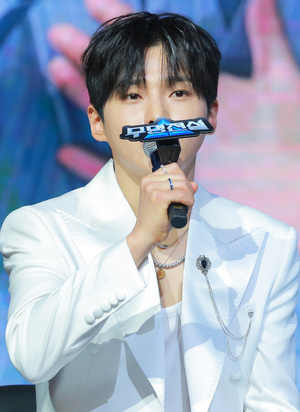 [S포토] 성리, '1위는 마이크 그립도 특별해'