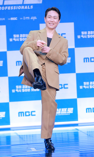 [S포토] 오정세, '이거이 공화국의 전투 택견이야'