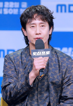 [S포토] 신하균, '주말 밤엔 신하균'
