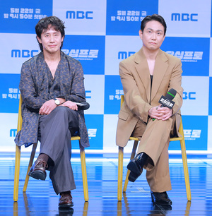 [S포토] 신하균-오정세, '포즈가 똑같은 이무배와 테드창'