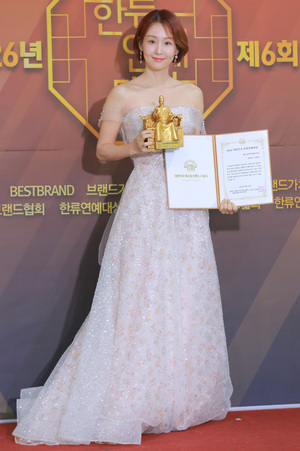 [S포토] 오정연, '드레스를 입고 세종대왕을 들고'