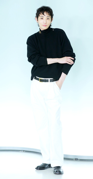 [S포토] 이수혁, '주머니에 들어가려는 왼손과 꺼내려는 오른손'